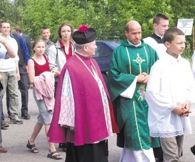 Oficjalnego wprowadzenia i przekazania kluczy do kościoła dokonał oficjał łomżyńskiego sądu biskupiego ks. Ludwik Brzostowski