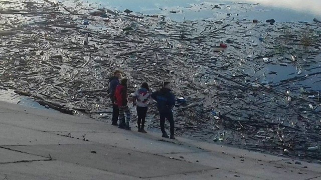 To zdjęcie brudnego jeziora zrobił  jeden z mieszkańców na granicy Zembrzyc i Dąbrówki