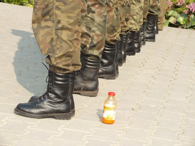 Ciekawe ilu młodych ludzi, z 525 podlegających wojskowej kwalifikacji w powiecie starachowickim, założy potem wojskowe buty