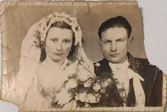 Fotografia weselna Zofii i Tadeusza Bębnowskich. Miejsce nieustalone, 1951 rok. Autor nieznany