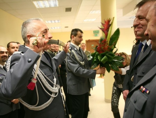 Ryszardowi Szkotnickiemu (z prawej) dziękował Krzysztof Gajewski, zastępca Komendanta Głównego.
