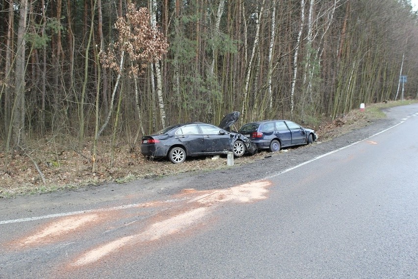 Klucze. Próbował wyprzedzać, dwa samochody wylądowały w rowie