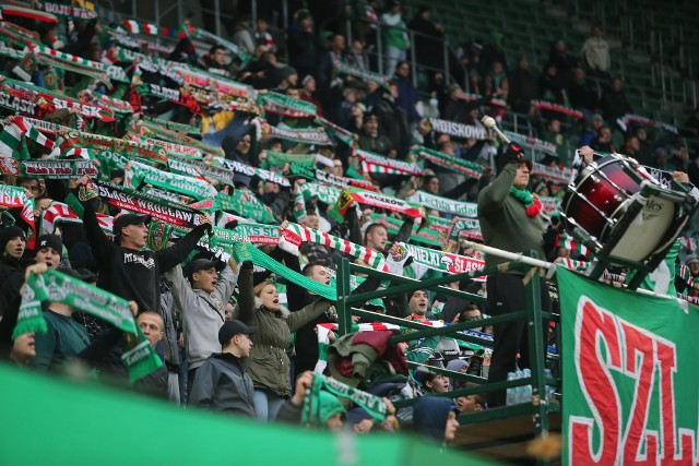 Śląsk Wrocław - Górnik Zabrze 0:1 (ZDJĘCIA KIBICÓW, 13.04.2019). Niecałe 8 tys. kibiców oglądało w sobotę porażkę Śląska z Górnikiem na Stadionie Wrocław - w tym znaczna grupa fanów z Zabrza. Wycieczce na stadion nie sprzyjała z pewnością pogoda, ale i ostatnie wyniki nie rozpieszczają wrocławskich kibiców. BYŁEŚ NA MECZU? ZNAJDŹ SIĘ NA ZDJĘCIACH!WAŻNE - DO KOLEJNYCH ZDJĘĆ MOŻESZ PRZEJŚĆ ZA POMOCĄ GESTÓW LUB STRZAŁEK