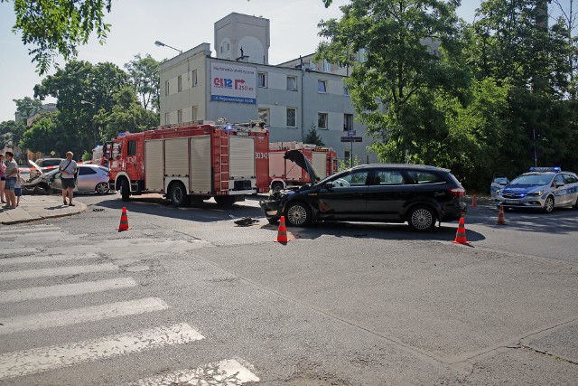 Wypadek w centrum Łodzi. W wypadku na Starym Polesiu trzy osoby zostały ranne. Zderzenie na 6. Sierpnia i Strzelców Kaniowskich