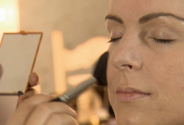 Anna Orłowska pokazuje, jak wykonać makijaż odmładzający