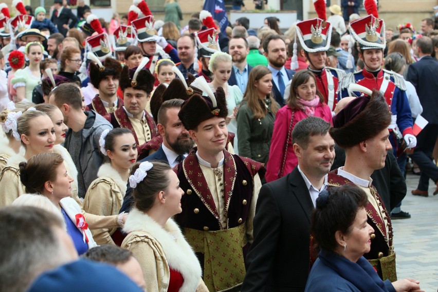 Lublinianie ruszyli krokiem poloneza z prezydentem i wojewodą na plac Litewski (ZDJĘCIA, WIDEO)