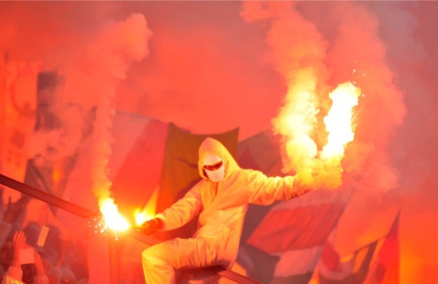 Wisła - Legia. Piotr C. (wówczas S.) ps. Staruch wszedł na ogrodzenie.