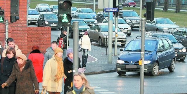 Warunkowy skręt w prawo (z ul. Ogińskiego w Jagiellońską) nie kolidowałby z zielonym światłem dla pieszych. Korki znikałby szybciej.
