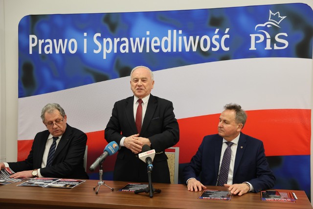 Podkarpaccy posłowie PiS podczas piątkowej konferencji prasowej w Rzeszowie. Nz. od lewej Tadeusz Chrzan, Andrzej Szlachta i Jan Warzecha.