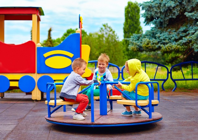 Wiosną więcej czasu spędzamy na spacerach z dziećmi, w tym na placach zabaw. Na co zwracać uwagę, aby zabawa dziecka była bezpieczna?