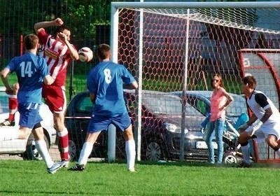 30 minuta. Po strzale Artura Czarnika piłka wpadła do bramki Świtu, ale sędziowie gola nie uznali FOT. JERZY ZABORSKI