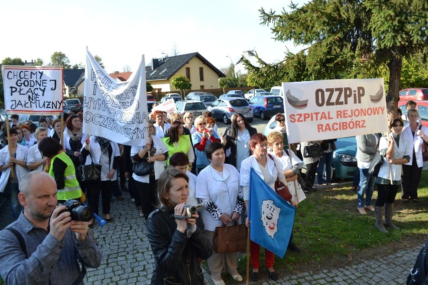 Manifestacja pielęgniarek w Raciborzu. Pielęgniarki przyszły z wuwuzelami [ZDJĘCIA]