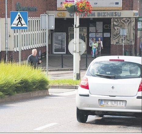 Nasz rozmówca miał całkowitą rację &#8211; przez zbytnio wyrośnięte krzewy kierowcy mogą za późno zobaczyć pieszych.