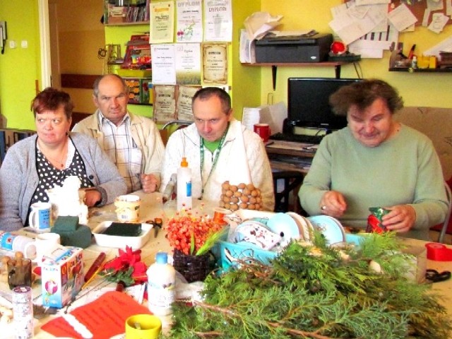 na jarmark w DPS przygotowują m.in. Marzena Zarębska, Stanisław Winiarczyk, Andrzej Zygnerski, Teresa Ramutkowska