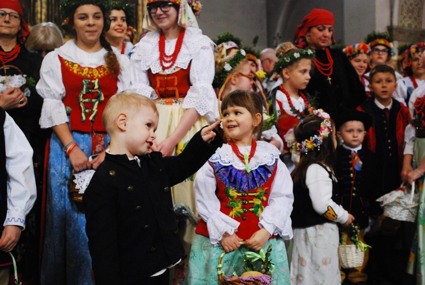 W Bytomiu-Rozbarku święcili pokarmy wielkanocne w strojach...