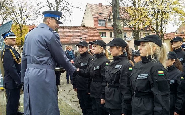 Uczniowie pierwszej klasy o profilu policyjno-prawnym w Liceum Ogólnokształcącym w Czerwieńsku złożyli uroczyste ślubowanie.Zastępca komendanta policji w Zielonej Górze podinsp. Marcin Sapun wręczył nowym kadetom pagony klasy mundurowej. Komenda Miejska Policji w Zielonej Górze od siedmiu lat współpracuje z Liceum Ogólnokształcącym im. Grota Roweckiego w Czerwieńsku. Mundurowi uczniowie bardzo często biorą udział w działaniach prewencyjnych prowadzonych policji oraz chętnie włączają się w społeczne akcje. W liceum w Czerwieńsku utworzono także klasy o profilu wojskowym i strażackim. Zobacz, co pisaliśmy o utworzeniu klasy policyjnej  w Czerwieńsku[wideo_iframe]http://get.x-link.pl/e2d0a93d-9e21-a07c-06b6-f8b25607af36,c0c7734f-2388-455a-d7d3-2944d87ca640,embed.html[/wideo_iframe]