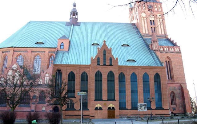 Południowa część elewacji katedry wygląda niezmiennie od ok. 500 lat. Tego nie można powiedzieć o północnej części, która została odbudowana w latach 70. Dzięki obecnemu remontowi, świątynia nie tylko odzyska gotyckie kształty. Zyska też niezbędne nowoczesne pomieszczenia i udogodnienia dla niepełnosprawnych osób.Czytaj więcej: Katedra w Szczecinie mocno się zmienia. Więcej gotyku i miejsca