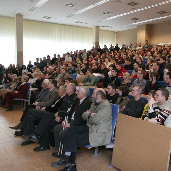 Na pierwszą z serii debat z rektorem Trąmpczyńskim na temat zmiany nazwy Politechniki Świętokrzyskiej przyszły tłumy studentów.