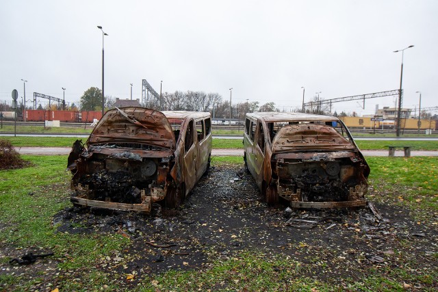 Zgłoszenie o wrakach na ul. Kamiennej wpłynęło do Straży Miejskiej we wtorek. Trwają procedury związane z ich usunięciem.