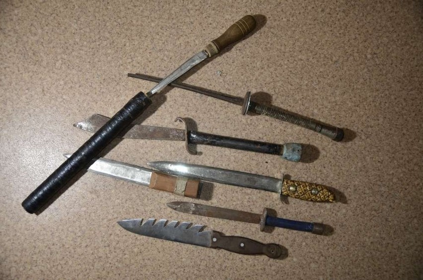 Narzędzia zabezpieczone przez policję - w pałce ukryty nóż