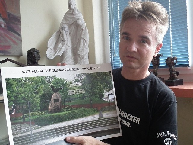 Robert Tomak pokazuje wizualizację pomnika Żołnierzy Wyklętych w Zielonej Górze. Stanie on na placu im. majora Adama Lazarowicza.