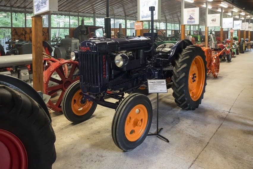 Kolekcja ciągników w Muzeum Rolnictwa w Ciechanowcu jest...