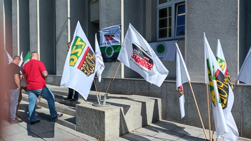 Związkowcy weszli do siedziby Polskiej Grupy Górniczej....