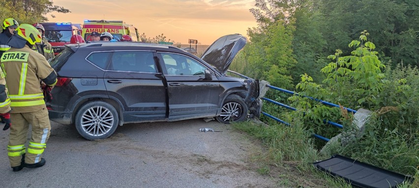 Auto wjechało w mostek drogowy w gminie Czyżew.