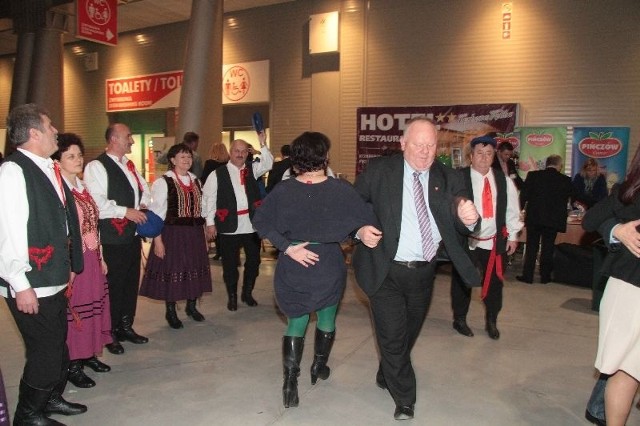 Starosta konecki Bogdan Soboń z żoną Joanną nie szczędzili podłogi kieleckich targów i znakomicie tańczyli. 