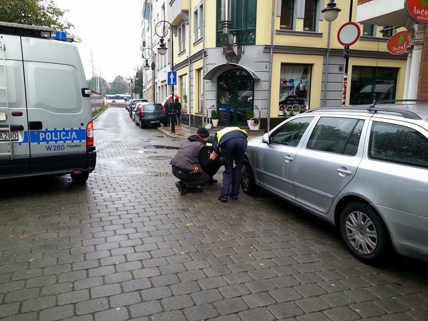 Parkowanie na Podzamczu i urwane lusterko. Tu jeżdżą jak chcą 