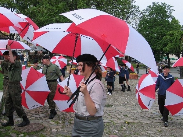 W Przemyślu zaroiło się od biało &#8211; czerwonych flag i chorągiewek.