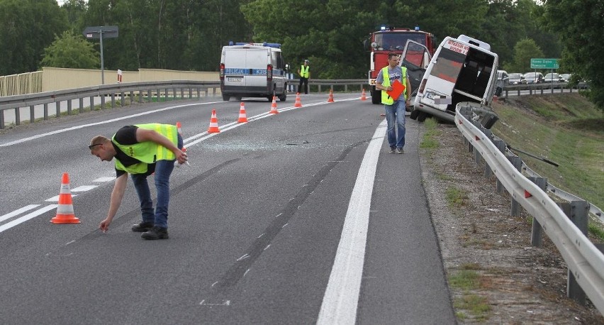 Zderzenie busa pasażerskiego z peugeotem w Tarnowskiej Woli. Dwie osoby ranne! [ZDJĘCIA]