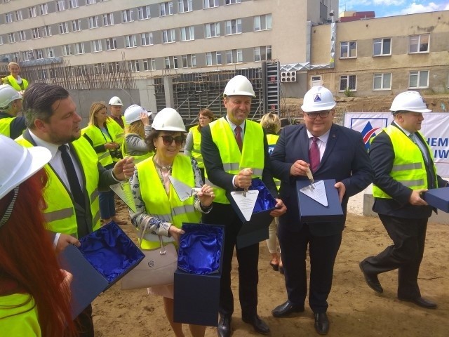 Symbolicznym wmurowaniem kamienia węgielnego przez marszałka województwa pomorskiego, Mieczysława Struka, rozpoczęły się w poniedziałek, 2.07.2018 r., prace przy rozbudowie Szpitala Św. Wojciecha w Gdańsku.