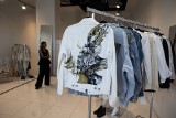 Moda z drugiej ręki, malowanie odzieży, customizacja… W Krakowie trwa kolejna odsłona targów vintage