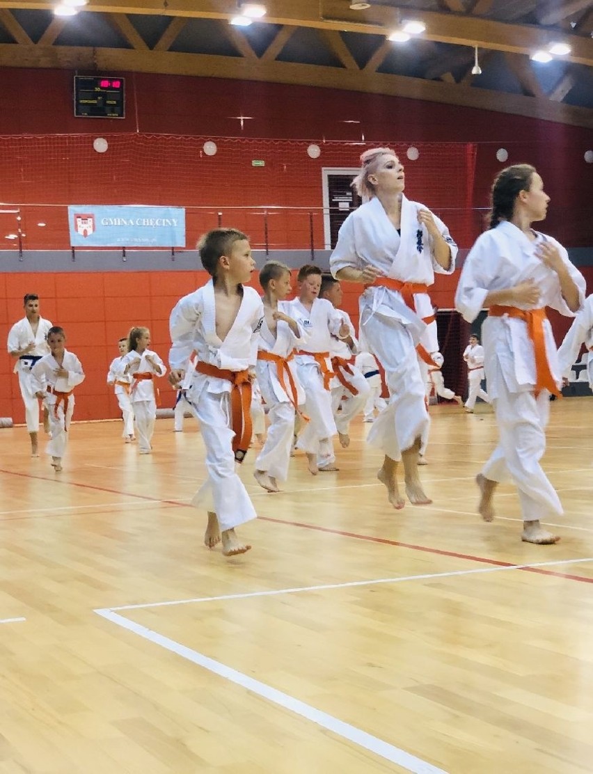 100 młodych uczniów zdawało egzaminy karate w Chęcinach. Nie było lekko [ZDJĘCIA]