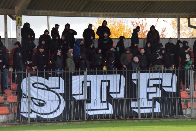 W meczu 14. kolejki rozgrywek grupy czwartej piłkarskiej trzeciej ligi Stal Stalowa Wola pokonała 1:0 KSZO 1929 Ostrowiec Świętokrzyski. Byliście na tym meczu? Znajdźcie się na naszych zdjęciach!