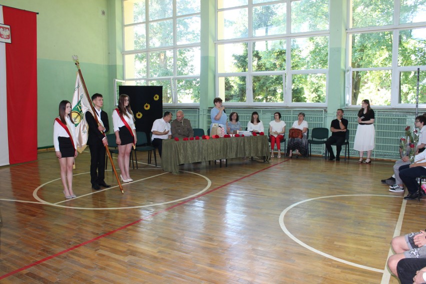 Zakończenie roku szkolnego w Zespole Szkół Zawodowych w Odonowie. Nagrody, gratulacje, świadectwa, żołnierska odprawa i… wakacje