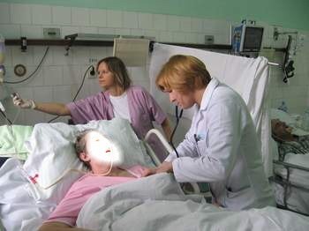 Lekarka Joanna Lichoń (z prawej) i pielęgniarka Beata Szymańska na oddziale neurologii nie mają wolnych chwil.