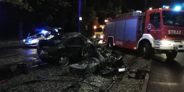 Do tragedii doszło przy ul. Traugutta w Toruniu. Samochód osobowy uderzył w słup tramwajowej sieci trakcyjnej.