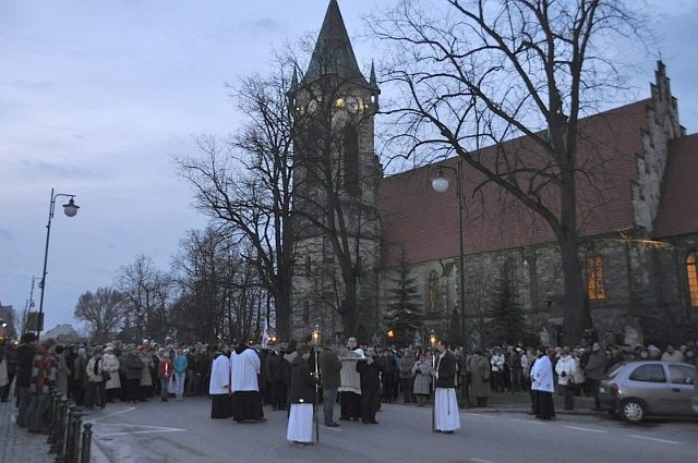 Setki wiernych brało udział w drodze krzyżowej Parafii świętego Mikołaja w Końskich.