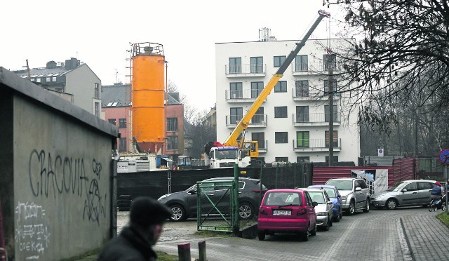 Mieszkańcy protestują przeciwko temu, aby miasto zgodziło się na poprowadzenie dojazdu do budowy ulicą Kutrzeby