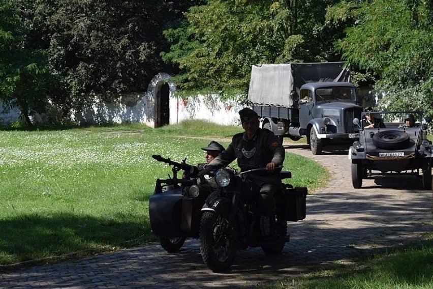 W Puławach kręcono sceny do filmu wojennego „Mroki Czarnego Lasu”. Zobacz zdjęcia!