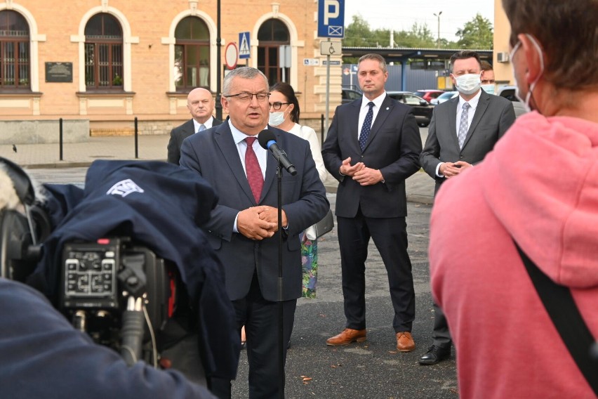 Premier Mateusz Morawiecki i minister Andrzej Adamczyk w...