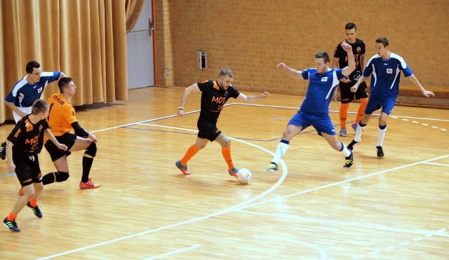 W meczu na szczycie grupy "C" Chełmża Futsal Team pokonał OKSiR Świecie 5:1 zapewniając sobie awans do II ligi.