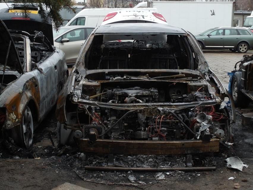 Cztery auta spłonęły przy Wileńskiej [ZDJĘCIA]