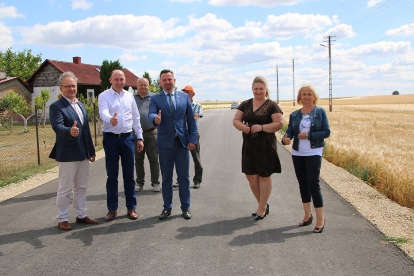 Dwie drogi powiatowe już gotowe. Drochów-Chomentów i Zagaje-Nowizna Strzeszkowska oficjalnie odebrali starostowie