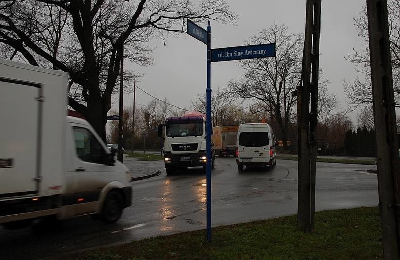 Kłopotliwe skrzyżowanie na wjeździe do Wrocławia. Mieszkańcy chcieli ronda, miasto zadecydowało inaczej