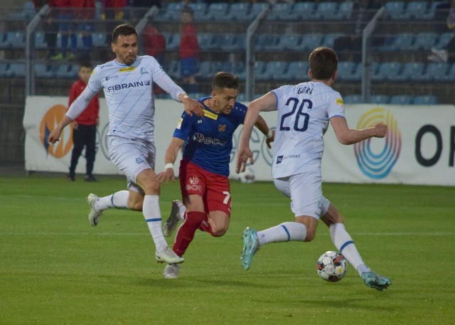 Piłkarze Stali Rzeszów (na biało) mimo przegranej w Opolu utrzymali szóste miejsce w rozgrywkach Fortuna 1 ligi.