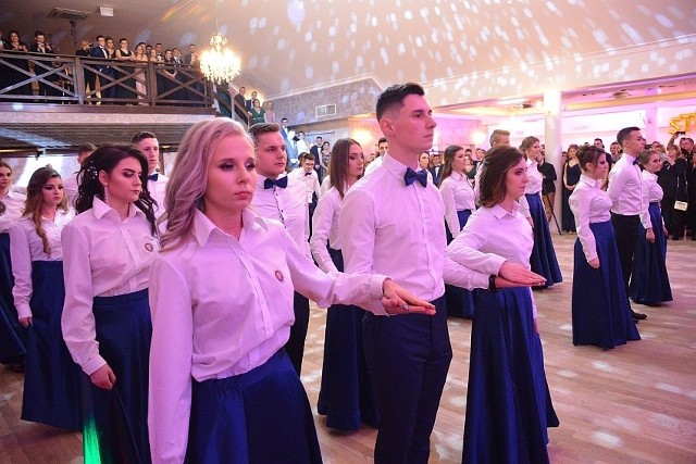 Studniówka białobrzeskiego Zespołu Szkół Ponadgimnazjalnych. Bal tradycyjnie otworzyli uczniowie tańcząc poloneza.