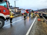 Gromnik. Groźny wypadek na ul. Tarnowskiej. Auto osobowe, którym podróżowały cztery osoby wypadło z drogi i dachowało [ZDJĘCIA]